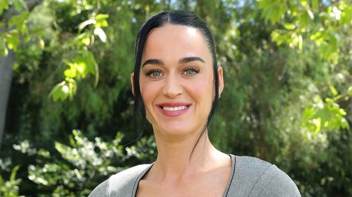 Katy Perry bizarr szerelésben lépett a vörös szőnyegre, alig lehetett felismerni az énekesnőt