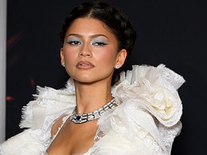 Zendaya köldökig kivágott arany felsője minden tekintetet magára vont, istennőként tündökölt 