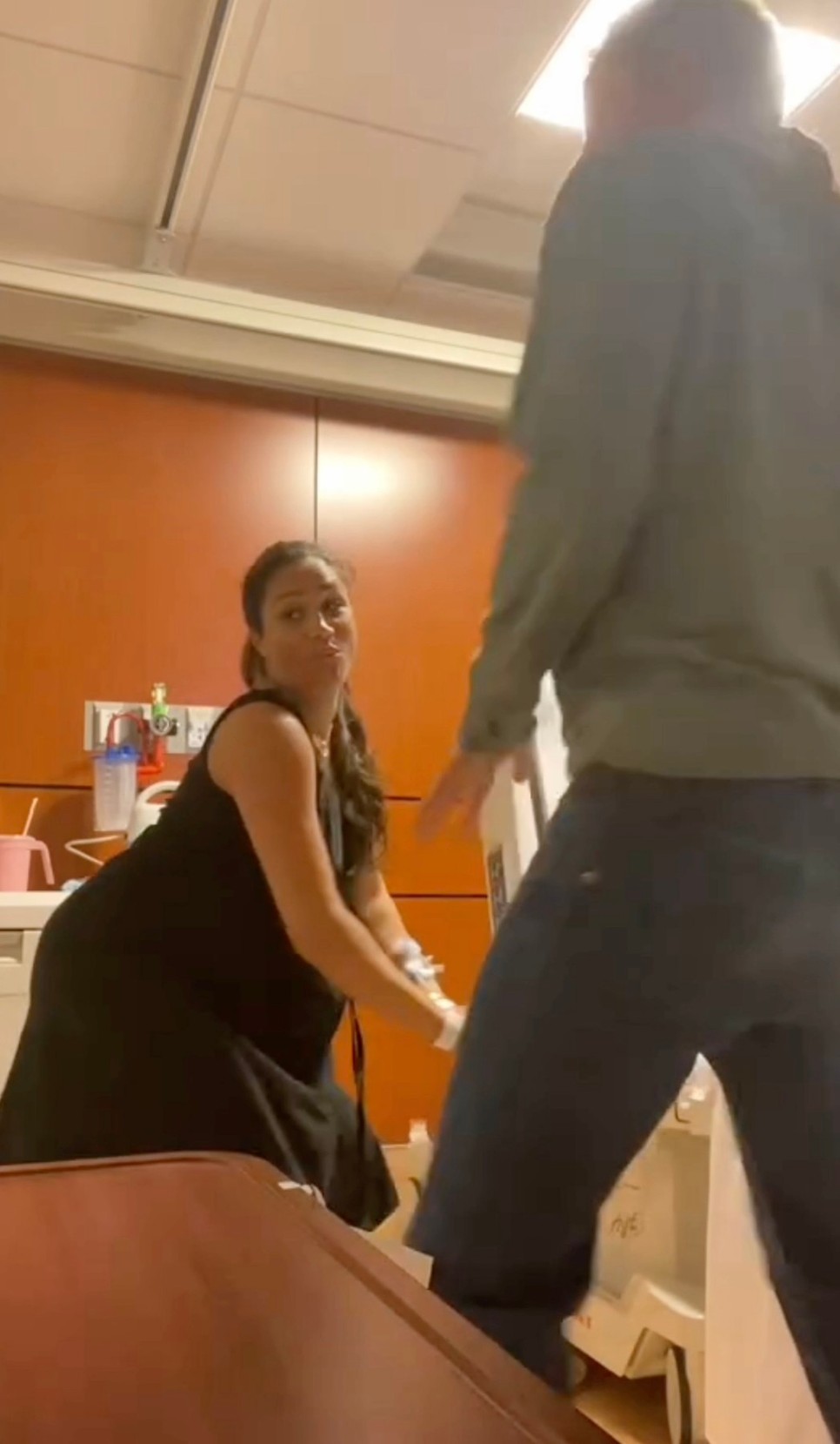 A bensőséges videóban Meghan Markle azért táncol, hogy beindítsa a szülést, ehhez csatlakozik férje, Harry herceg is