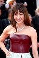 Inspirálódj Michelle Yeoh stílusából, és vágass frufrut! A szemöldökét súroló, „hézagos” frufru fiatalosabbá és vagányabbá teszi a frizuráját. 