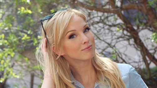 Sikkes szettel búcsúzik a sminkmester