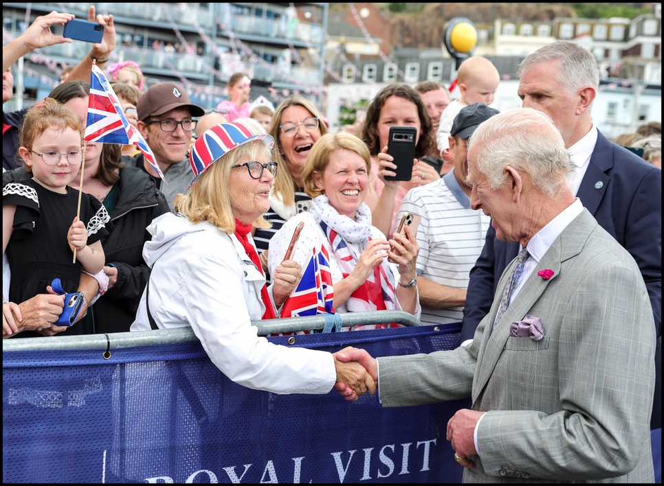 Az utóbbi években a királyi családot illető protokoll sokat lazult, Károly király is előszeretettel üdvözli kézfogással a rá várakozókat