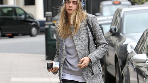Cara Delevingne a monokróm királynő