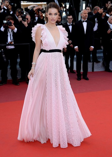 Palvin Barbara a 2016-os Cannes-i Filmfesztiválon valódi hercegnőként tündökölt ebben a mélyen kivágott, fodros vállú, púderrózsaszín Philosophy di Lorenzo Serafini csipkeruhában.