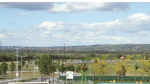 Modern házak épülnek a Lake Forest Villaparkban