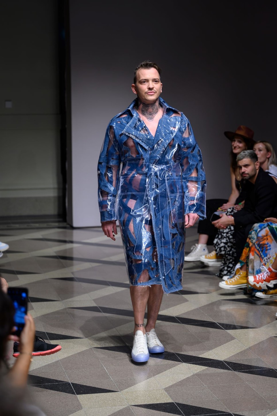 A KATA SZEGEDI shown a ma már ikonikus, a márkára jellemző "roads mintához" és a magyar divatélet ieredezi alakjához, Barsi Balázs  sztárfodrászhoz, aki rendszeresen modellkedik a divatmárkának,  is nagyon jól passzolt a cool tornacipő