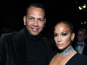 Jennifer Lopez dekoltázsától kiesik a szemed