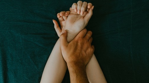 „Ha nincs orgazmusom, egy kudarc az életem” - 4 ok, amiért színleljük az orgazmust