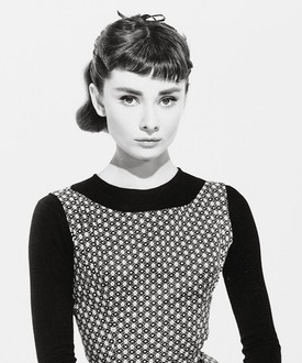 Sokan nem is sejtik, hogy amit ma a párizsi sikknek tartunk, annak a jelentős része Audrey Hepburn Sabrina című filmjéből táplálkozik, a frizurája ennek megfelelően vált kultikussá, később más filmekben is megidézik a híres hajviseletet