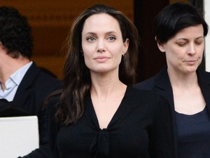 Angelina Jolie a meztelen teletetovált hátát mutatja