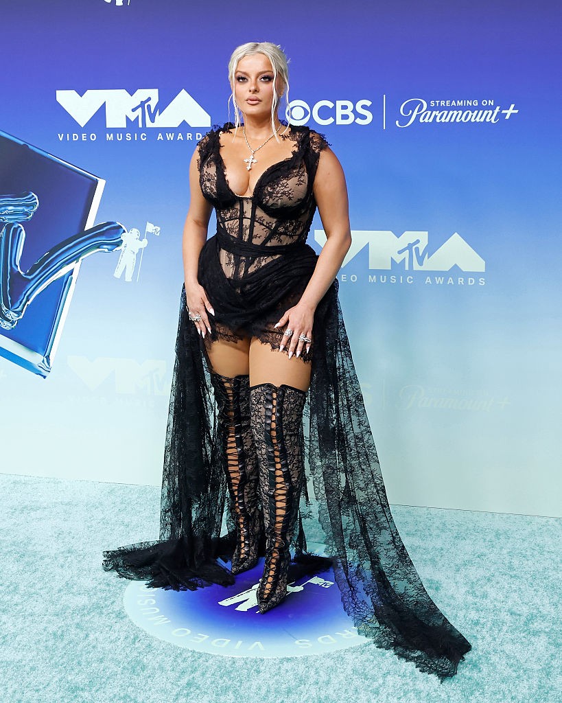 Bebe Rexha egy merész, fekete csipkéből készült fűzős ruhát választott, amelyet egy hosszan elterülő uszály és egy fűzős csipke csizma tett még karakteresebbé.