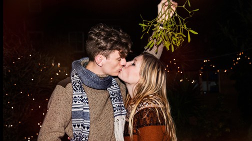 Ez történik, ha megcsókolsz valakit a fagyöngy alatt karácsonykor