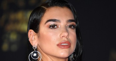 Botrány, milyen ízléstelen Dua Lipa szettje