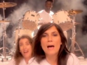 Emmanuelle Alt még nem vetkőzik, de már énekel!