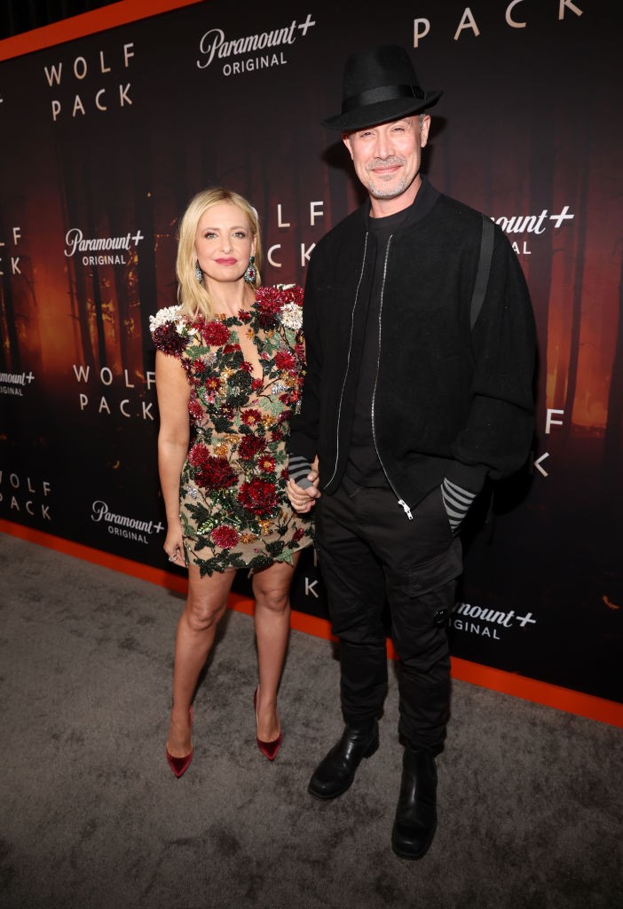 Sarah Michelle Gellar és Freddie Prinze Jr.a Wolf pack bemutatóján