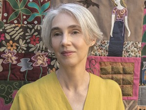 A falvédővarrás, mint terápia: a mese és az emlékek mind gyógyítanak - beszélgetés Kamarás Kingával