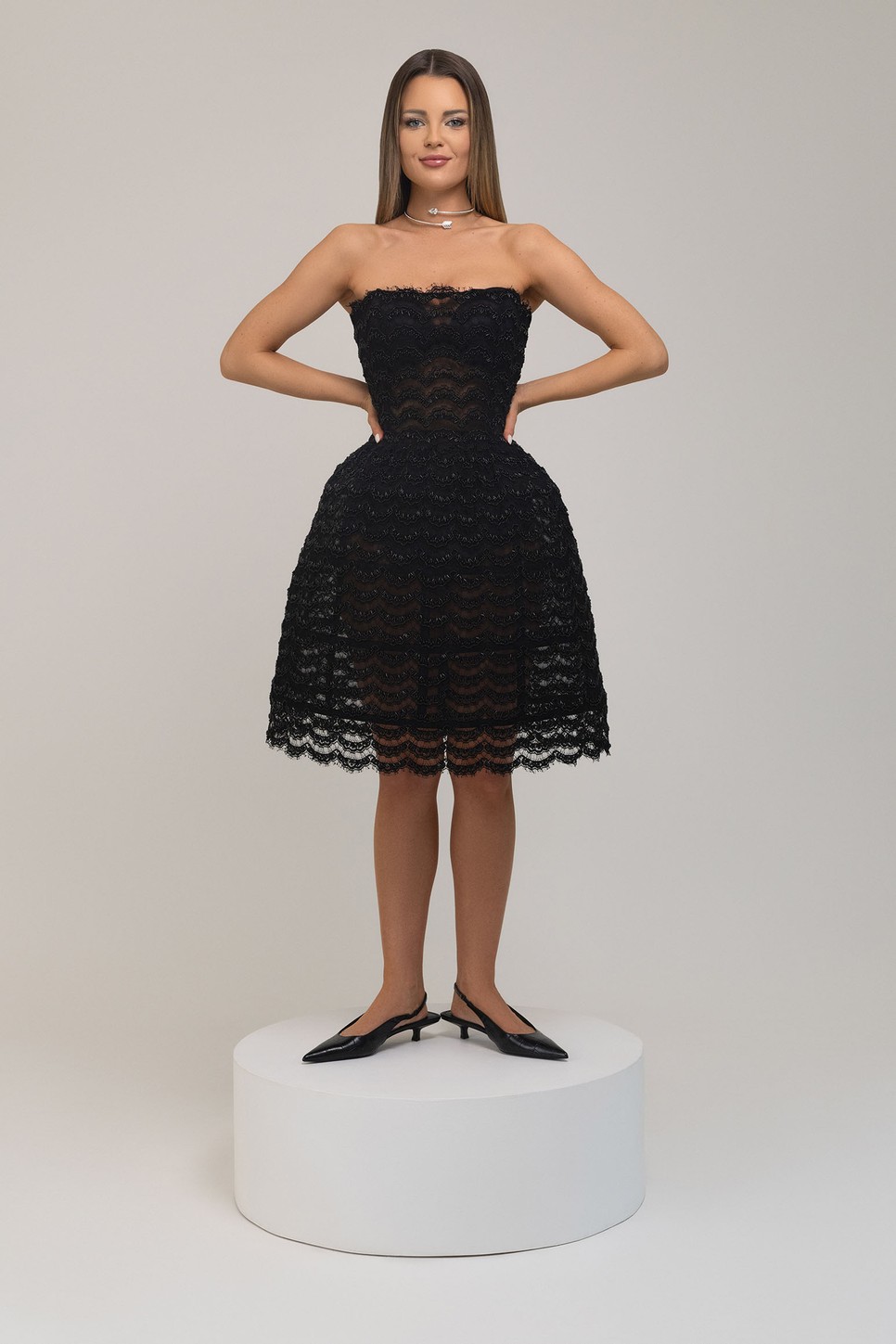 Kárpáti Rebeka digitálsi címlap — Csipkeruha KATTI ZOOB, Kristályos nyíl nyakék és fülbevaló SWAROVSKI, Szandál H&M