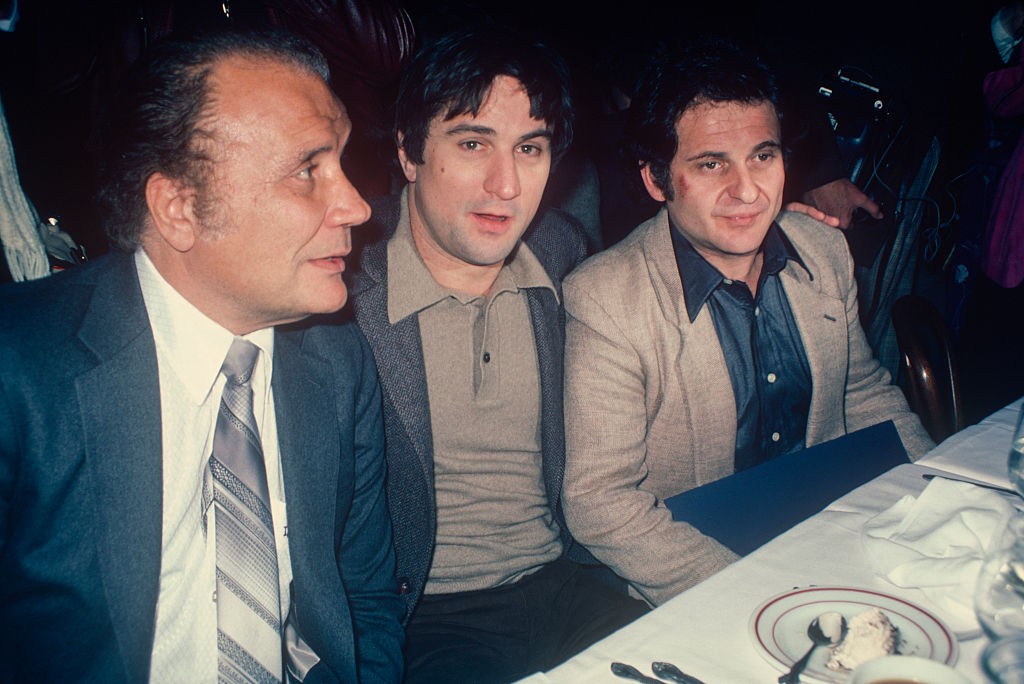 Három legenda egy asztalnál: Jake LaMotta, Robert De Niro és Joe Pesci New Yorkban, valamikor a ’70-es évek közepén.  De Niro akkoriban készült a Dühöngő bika című filmre, amely örökre összeforrt LaMotta nevével – és a mozitörténelem egyik legbrutálisabb alakításával.