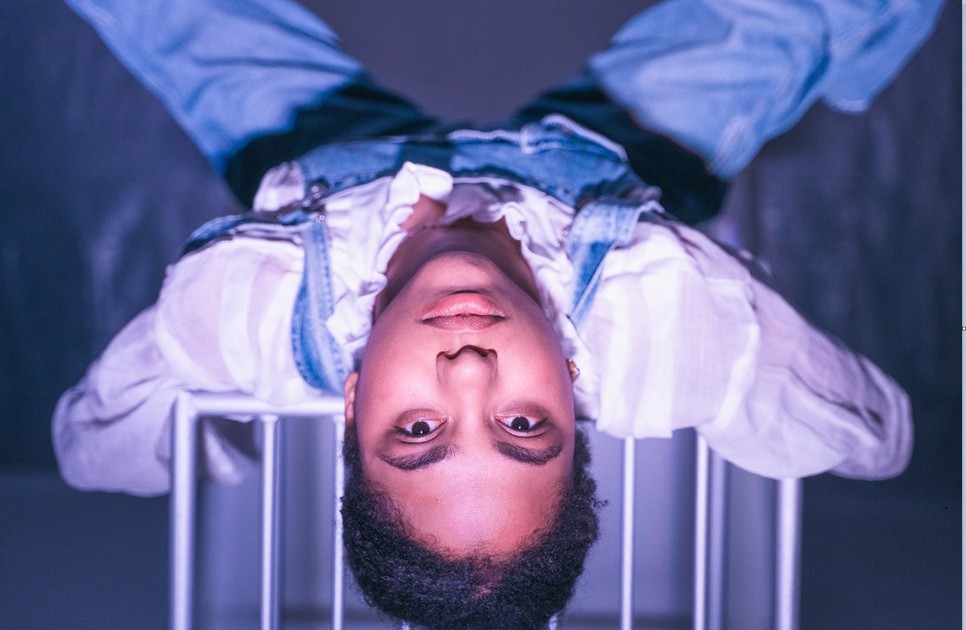 Kárász Emese alakítja Emesét a darabban