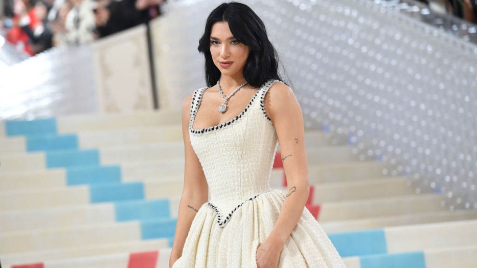 Dua Lipa a Met gálán egy tweedszövetből készült fűzős ruhában