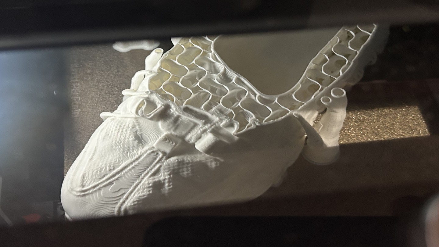 A sneakerek egyedi történeteket mesélnek, mindig emberek, alkotók, csoportok állnak mögöttük: ezt is megmutatta a Sneakerness Budapesten kiállított, a Sole-Zine által elhozott válogatás