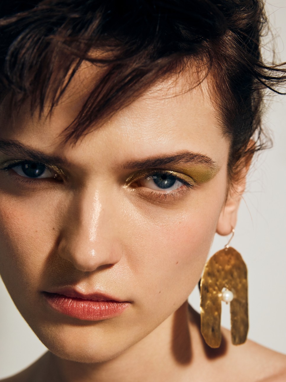 Fülbevaló: KLARA KOSTRZEWESKA