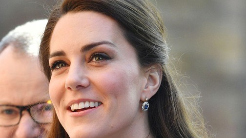 Káprázatos csillogás és klasszikus sikk: Kate Middleton pár óra alatt minden trükkjét beveti