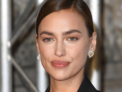 Egy igazi földre szállt angyal: Irina Shayk tetőtől talpig fehér Chanelben