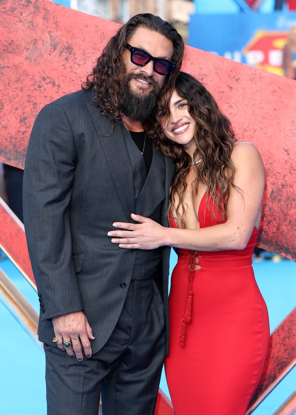 Jason Momoa és Adria Arjona a kamerák előtt andalogtak és flörtöltek a Supergirl premierjén