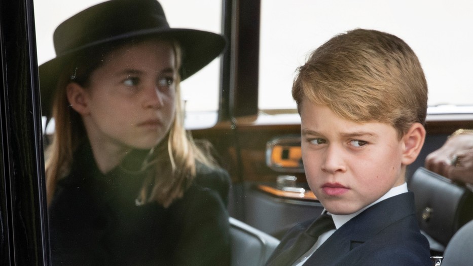 Sarolta hercegnő és György herceg autóban kíséri a menetet Erzsébet királynő temetésén