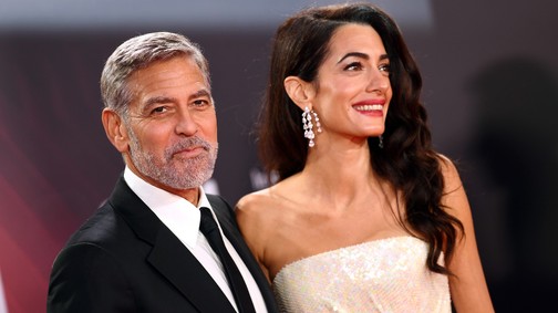 Amal Clooney egyszerű, mégis pikáns ruhában lépett vörös szőnyegre, ragyog a boldogságtól George Clooney mellett