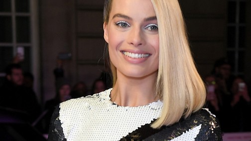 Margot Robbie ruháját te is meg akarod majd tapizni!