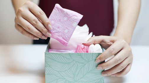 Forradalmi lépés: Ingyenes lesz a menstruáló diákoknak a tampon és a betét
