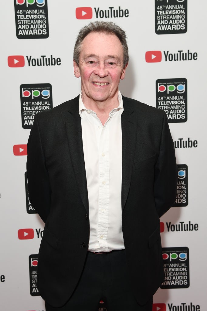 Az HBO bejelentésébőn az is kiderült, hogy Paul Whitehouse kelti életre Argus Fricset, a Roxfort szigorú és mogorva gondnokát. A Deadline értesülései szerint a sorozat író-showrunnere, Francesca Gardiner egy Max-eseményen elmondta: az új Harry Potter-sorozat „hű adaptáció” lesz, vagyis a karakterek életkorát és fejlődését is az eredeti könyvek szerint követik majd.