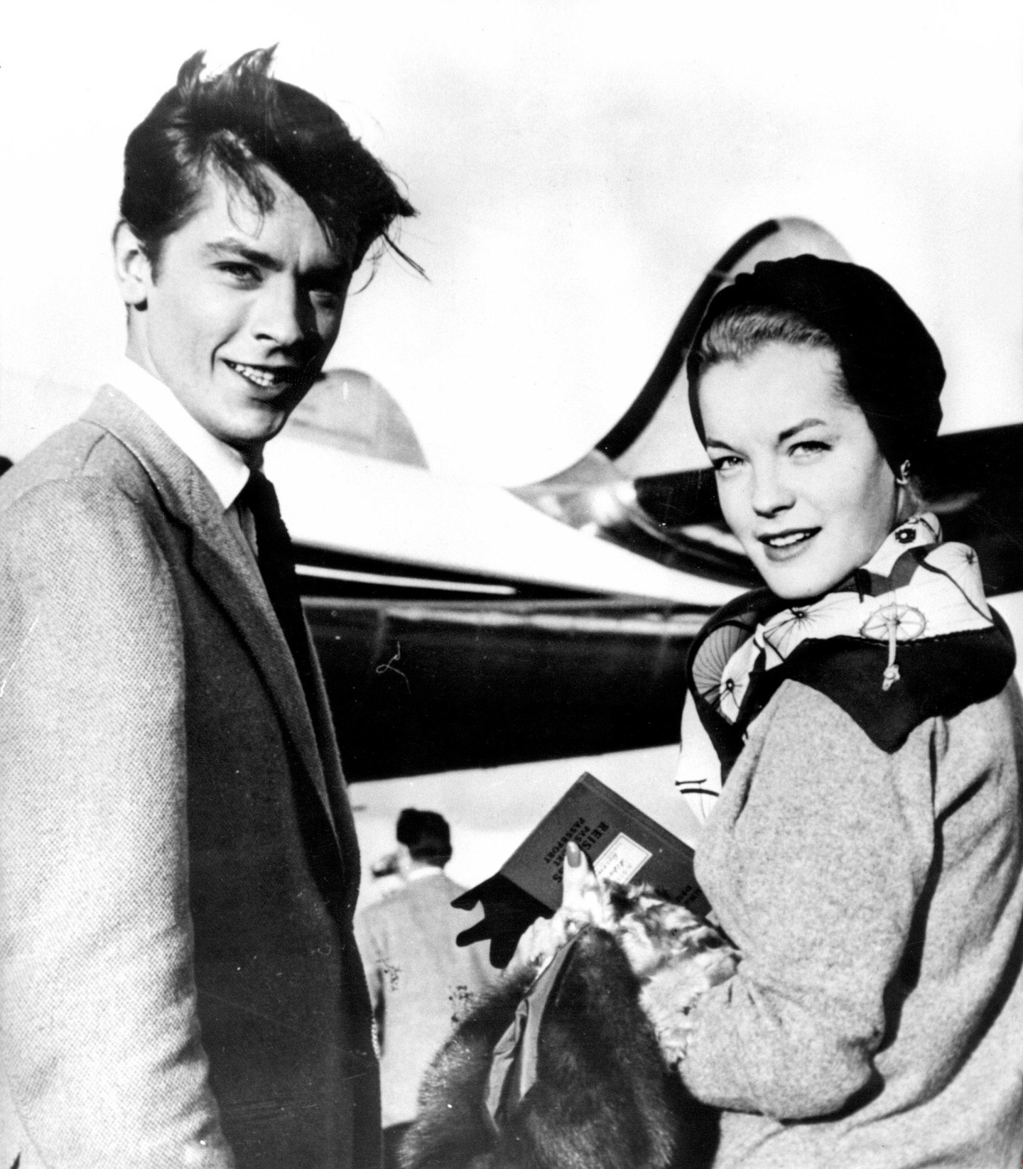 Alain Delon és Romy Schneider a párizsi Orly repülőtéren, 1959-ben.