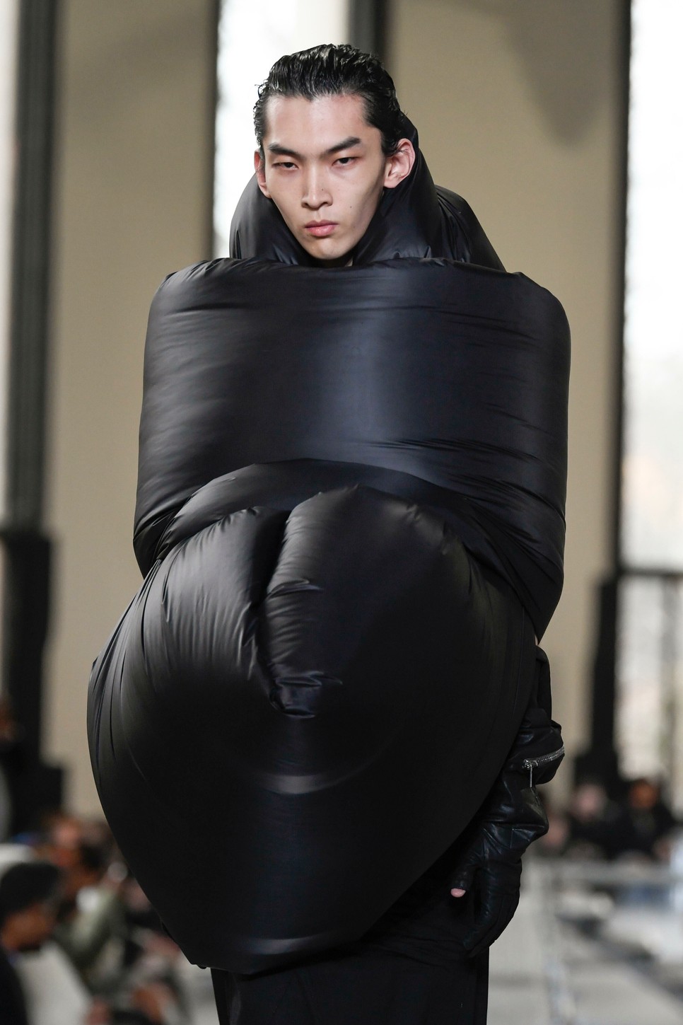 Rick Owens 2023/24-es őszi–téli férfikollekciójának bemutatója a párizsi divathéten