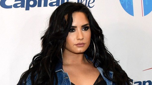 Demi Lovato hihetetlen szerelésben fogdosta a táncosnőjét