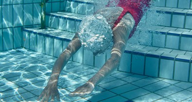 Magyar fotós lencséjén keresztül ismerhetik meg a Vogue olvasói a budapesti fürdőket