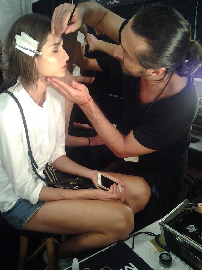 Larion Oscar a Mara Hoffman bemutatón is sminkelt