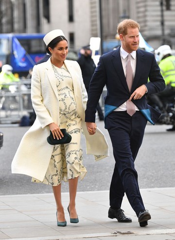 Meghan Harry Herceggel, Kate Middletonnal, Vilmos Herceggel és Erzsébet királynővel érkezett a Westminsteri apátságba ebben az elegáns ruhában és fehér kalapban.