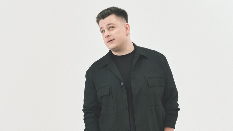 Tóth Simon egy baráti grillpartin alkotta meg a Simi-burgert, amelyből mára Magyarország egyik legnagyobb étteremlánca, a Simon's Burger lett (Póló: JACK & JONES - Peek & Cloppenburg, Ing: CHRISTIAN BERG, Nadrág: G-STAR, Cipő: NIKE AIRFORCE)