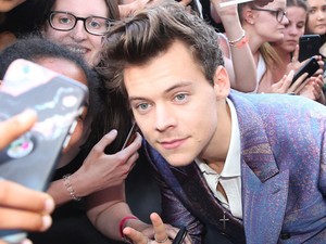 Harry Styles kilakkozta a körmeit, és mindenki odavan érte