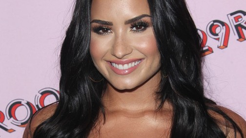 Demi Lovato akkor is megszeretteti veled a kígyóbőrt, ha eddig utáltad! Ultradögös!