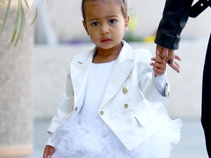 A legcukibb ruhában Kim Kardashian kislánya