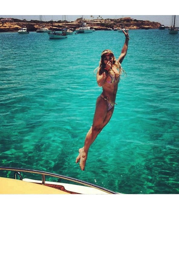 Rita Ora orrbefogás és tengerbe ugrálás közben is menő.