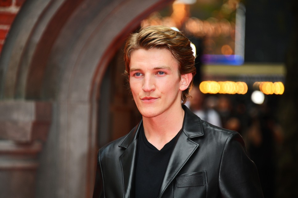 Közép-Angliában született és sosem járt drámaiskolába - mégis szupersztár lehet Ewan Mitchellből, csak várjuk ki a végét