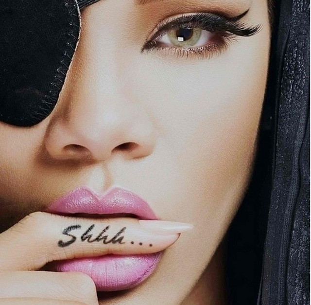 tetoválás, tetkó, tetoválás ujjra, tetoválás ujjra, miniatűr tetoválás, rihanna, cara delevingne