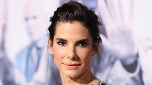 Sandra Bullock visszatért a vörös szőnyegre, és ÚRISTEN, milyen jól néz ki!