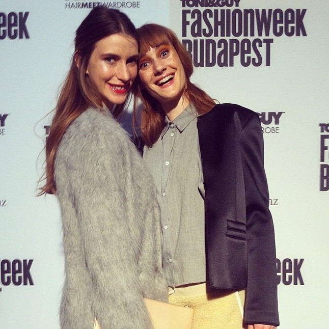 Szepesi Melinda és Körmendi Csilla bolondoznak a Nanushka bemutató után.