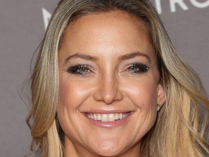 Kate Hudson ruhájáról nem lehet eldönteni milyen színű